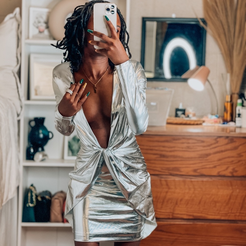 MESHKI Hazel Low Cut Long Sleeve Mini Dress - Silver 
XXS